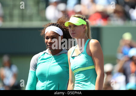 Miami, Florida, Stati Uniti d'America. Il 30 marzo, 2013. Serena Williams di USA e Maria Sharapova ottenere pronto per la gara di campionato in Key Biscayne durante il giorno 13 il campionato delle donne di giorno il Sony Open 2013. Credito: Mauricio Piaz/Alamy Live News Foto Stock