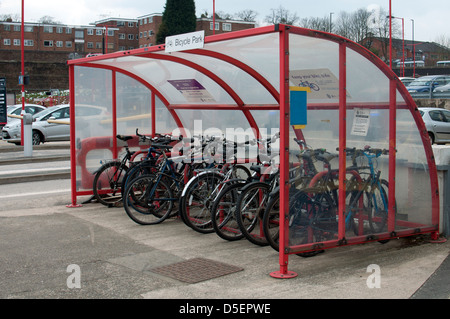 Parcheggio biciclette alla stazione di Coventry, Regno Unito Foto Stock