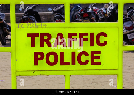 Barriera stradale utilizzato dal traffico della città di polizia, India Foto Stock