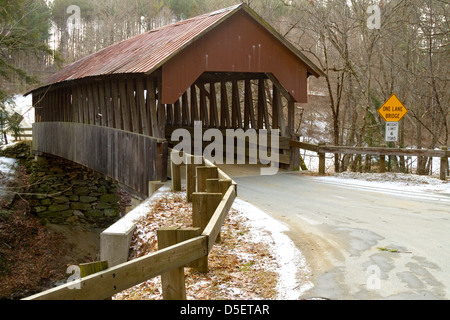 Ponte di legno coperto ponte che attraversa un piccolo fiume in Cornish, New Hampshire, New England, STATI UNITI D'AMERICA. Foto Stock