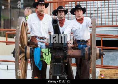 Austin, Texas, Stati Uniti d'America. Il 30 marzo, 2013. Texas cowboy e Old Smokey durante il 2013 Texas Football Orange-White Scrimmage a Darrell K Royal-Texas Memorial Stadium. Foto Stock