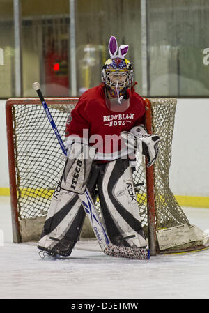 Marzo 31, 2013 - Christchurch, Nuova Zelanda - un goalie su un locale Christchurch ice hockey team accessori il team uniforme per un gioco giocato la Domenica di Pasqua. (Credito Immagine: © PJ Heller/ZUMAPRESS.com) Foto Stock