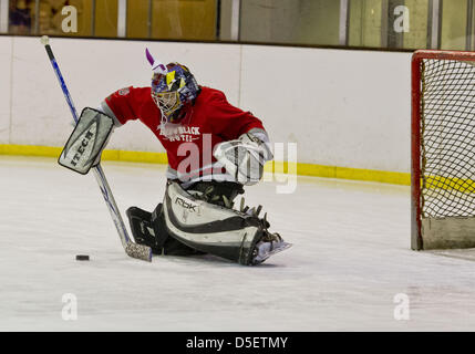 Marzo 31, 2013 - Christchurch, Nuova Zelanda - un goalie su un locale Christchurch ice hockey team accessori il team uniforme per un gioco giocato la Domenica di Pasqua. (Credito Immagine: © PJ Heller/ZUMAPRESS.com) Foto Stock