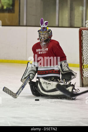 Marzo 31, 2013 - Christchurch, Nuova Zelanda - un goalie su un locale Christchurch ice hockey team accessori il team uniforme per un gioco giocato la Domenica di Pasqua. (Credito Immagine: © PJ Heller/ZUMAPRESS.com) Foto Stock