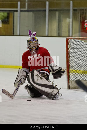 Marzo 31, 2013 - Christchurch, Nuova Zelanda - un goalie su un locale Christchurch ice hockey team accessori il team uniforme per un gioco giocato la Domenica di Pasqua. (Credito Immagine: © PJ Heller/ZUMAPRESS.com) Foto Stock