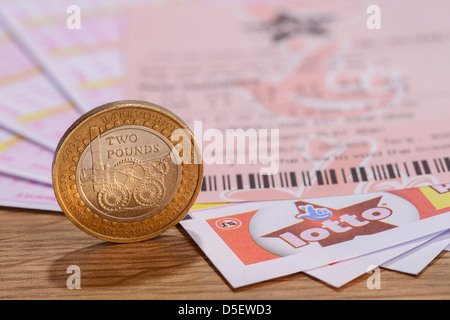 Nel Regno Unito i biglietti del lotto con un due pound coin Foto Stock