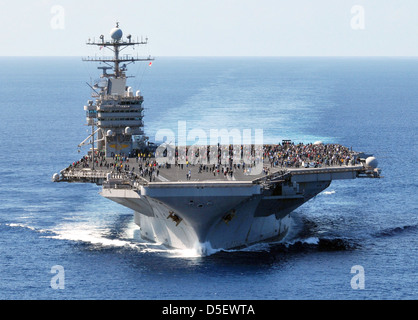 US Navy Nimitz-class portaerei nucleare USS Abraham Lincoln ritorna alla porta di casa Agosto 6, 2012 Norfolk, VA. Il Lincoln completato un ottavo mese di cambiamento di installazione di homeport durante il quale esso ha operato negli Stati Uniti 5th, sesto e settimo flotta aree di responsabilità. Foto Stock