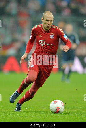 Monaco di Baviera, Germania. Il 30 marzo 2013. Del Bayern Monaco Arjen Robben controlla la palla durante la partita FC Bayern Munich - Hamburger SV in stadio Allianz Arena di Monaco di Baviera, Germania, 30 marzo 2013. Il Bayern Monaco vince 9:2. Foto: Tobias Hase/dpa/Alamy Live News Foto Stock