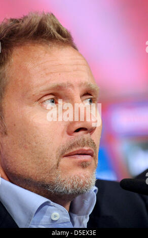 Monaco di Baviera, Germania. Il 30 marzo 2013. Amburgo allenatore Thorsten Fink parla alla conferenza stampa dopo la partita FC Bayern Munich - Hamburger SV in stadio Allianz Arena di Monaco di Baviera, Germania, 30 marzo 2013. Il Bayern Monaco vince 9:2. Foto: Andreas Gebert/dpa/Alamy Live News Foto Stock