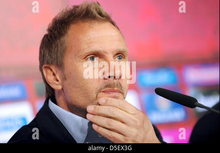 Monaco di Baviera, Germania. Il 30 marzo 2013. Amburgo allenatore Thorsten Fink parla alla conferenza stampa dopo la partita FC Bayern Munich - Hamburger SV in stadio Allianz Arena di Monaco di Baviera, Germania, 30 marzo 2013. Il Bayern Monaco vince 9:2. Foto: Andreas Gebert/dpa/Alamy Live News Foto Stock