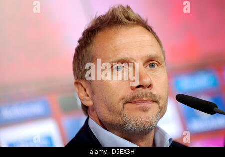 Monaco di Baviera, Germania. Il 30 marzo 2013. Amburgo allenatore Thorsten Fink parla alla conferenza stampa dopo la partita FC Bayern Munich - Hamburger SV in stadio Allianz Arena di Monaco di Baviera, Germania, 30 marzo 2013. Il Bayern Monaco vince 9:2. Foto: Andreas Gebert/dpa/Alamy Live News Foto Stock