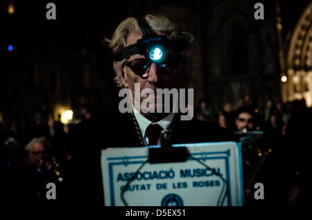 Barcellona, Spagna. 29 marzo, 2013. Musicista che partecipano alla processione del Venerdì Santo a Barcellona. - La Fraternità di "Nuestra Señora de las Angustias' (la Madonna Addolorata) è uno dei tre confraternite organizzando e partecipando alla processione del Venerdì santo attraverso il centro gotico di Barcellona seguita da migliaia di cittadini e turisti. Foto Stock