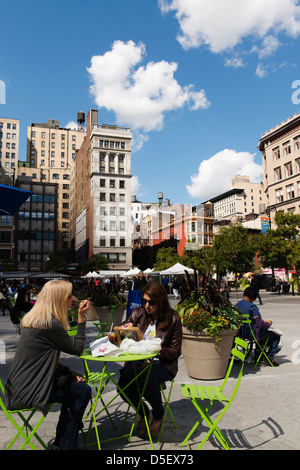 Persone rilassante in Union Square sul giorno di mercato. Foto Stock