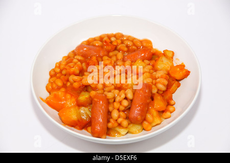 Salsicce e fagioli hash brown pasto nella ciotola bianco Foto Stock