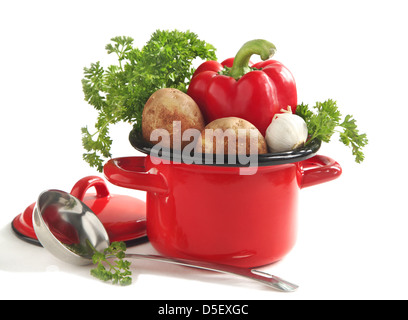 Le verdure in una pentola di cottura su bianco Foto Stock