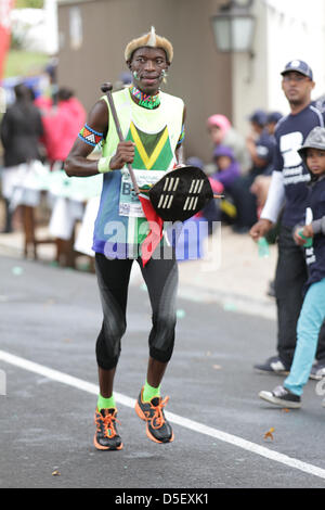 Cape Town, Sud Africa. Il 30 marzo, 2013. I concorrenti del 44th consecutivi di Old Mutual Two Oceans Marathon a Cape Town. Oltre 10700 corridori hanno preso parte in quello che è stato chiamato 'la più bella del mondo marathon". Foto Stock