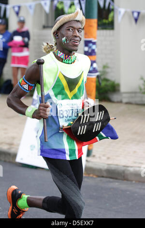 Cape Town, Sud Africa. Il 30 marzo, 2013. I concorrenti del 44th consecutivi di Old Mutual Two Oceans Marathon a Cape Town. Oltre 10700 corridori hanno preso parte in quello che è stato chiamato 'la più bella del mondo marathon". Foto Stock