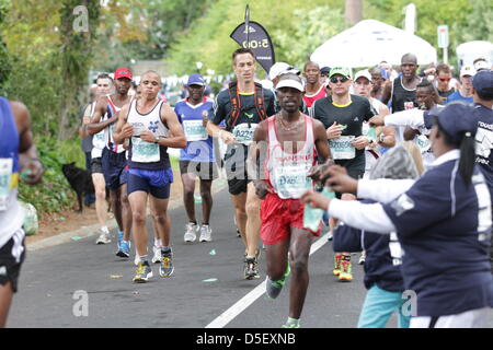 Cape Town, Sud Africa. Il 30 marzo, 2013. I concorrenti del 44th consecutivi di Old Mutual Two Oceans Marathon a Cape Town. Oltre 10700 corridori hanno preso parte in quello che è stato chiamato 'la più bella del mondo marathon". Foto Stock
