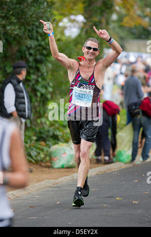 I concorrenti del 44th consecutivi di Old Mutual Two Oceans Marathon Foto Stock