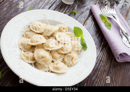 Ravioli di formaggio parmigiano grattugiato, primo piano Foto Stock