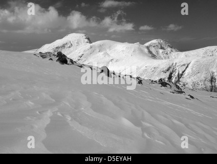 Soleggiato grande timpano timpano verde e il pilastro, da Glaramara in inverno nel Lake District inglese Foto Stock