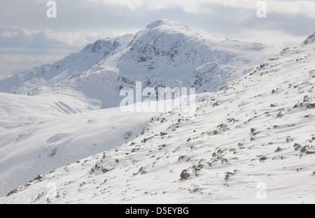 Vista della coperta di neve testa timone e Bowfell da Glaramara in inverno nel Lake District inglese Foto Stock