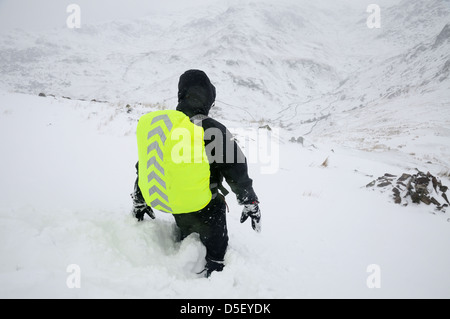 Walker nella neve profonda su Bracken Hause in inverno nel Lake District inglese Foto Stock