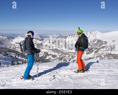 Due gli sciatori sciare sulla neve blu pendenza Damant Traversee Noir in Le Grand Massif ski area nelle Alpi francesi al di sopra di Flaine resort, Rhone-Alpes, Francia, UE Foto Stock