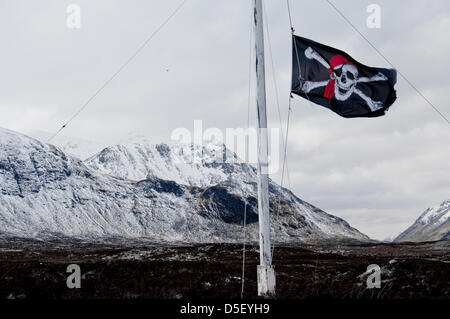 Glencoe, UK. Il 31 marzo 2013.Il cranio e crossbones sventola a metà al di sopra del montante il Glencoe mountain resort nelle Highlands della Scozia in segno di rispetto per la mancanza di un fondista che si è avventurato fuori pista ed è stato catturato in una valanga di ieri. Foto Stock