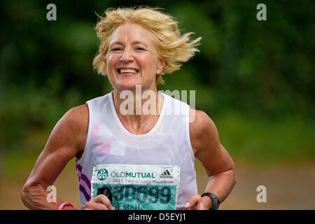 I concorrenti del 44th consecutivi di Old Mutual Two Oceans Marathon Foto Stock