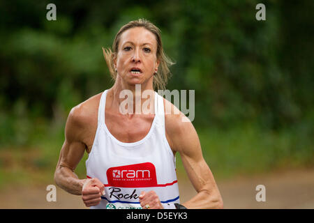 I concorrenti del 44th consecutivi di Old Mutual Two Oceans Marathon Foto Stock