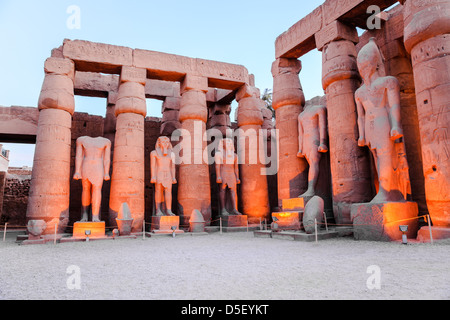 Statua del faraone Ramses II nel tempio di Luxor Luxor Egitto Foto Stock