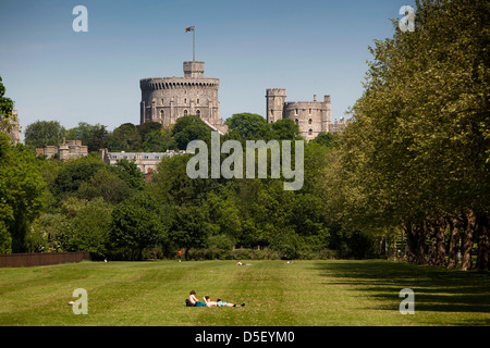 Inghilterra, Berkshire, Windsor, Castello con royal standard battenti dal Windsor Great Park Foto Stock