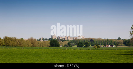 Inghilterra, Berkshire, Windsor, Castello distante vista attraverso la Home Farm Foto Stock