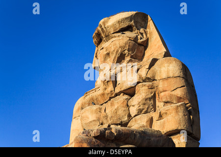 La scultura antica Colosso di Memnon, Luxor, Egitto Foto Stock