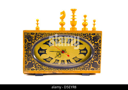 Antico orologio e vintage in legno figure di scacchi isolato su bianco Foto Stock