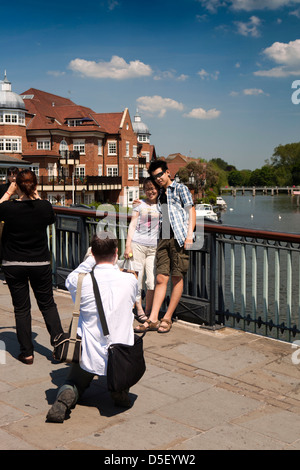 Inghilterra, Berkshire, Windsor, turisti avente fotografia scattata sul Ponte sul Fiume Tamigi Foto Stock