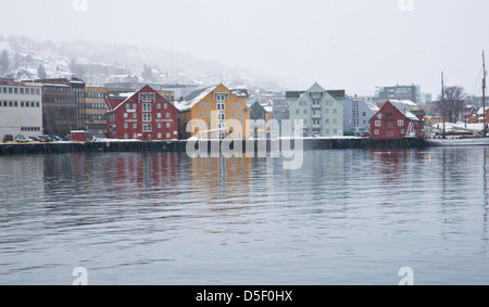 Edifici scandinava si riflette nell'acqua in un giorno di inverni. Foto Stock