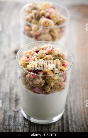 Lo yogurt naturale con muesli in vetro di piccole dimensioni Foto Stock