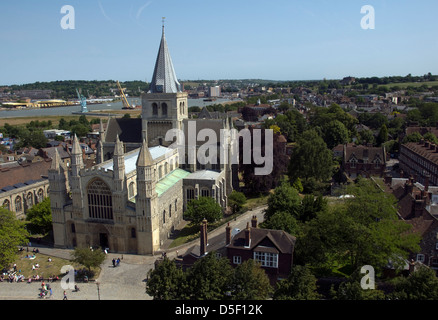 KENT; ROCHESTER; vista dalle mura del castello della cattedrale con il fiume Mersey IN BACKGROUND Foto Stock