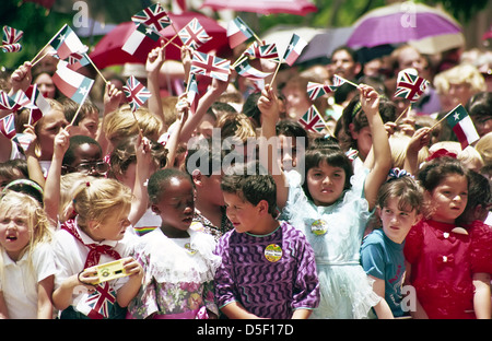 La scuola dei bambini in Texas attendere per salutare la Regina Elisabetta II di Inghilterra durante la sua visita a Austin in Texas;USA America del Nord Foto Stock