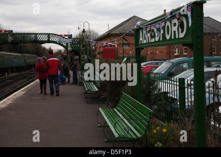 Alresford, Regno Unito. 31s marzo, 2013. Le famiglie trascorrono un 'Day fuori con Thomas' sulla linea di crescione durante la Domenica di Pasqua. La linea era originariamente utilizzato per il trasporto di carni di crescione a Londra. Credito: Rob Arnold/Alamy Live News Foto Stock