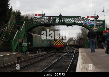 Alresford, Regno Unito. 31s marzo, 2013. Le famiglie trascorrono un 'Day fuori con Thomas' sulla linea di crescione durante la Domenica di Pasqua. La linea era originariamente utilizzato per il trasporto di carni di crescione a Londra. Credito: Rob Arnold/Alamy Live News Foto Stock