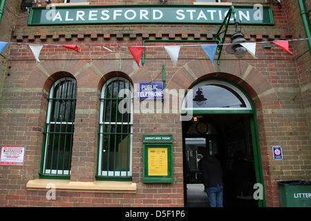 Alresford, Regno Unito. 31s marzo, 2013. L'ingresso alla stazione Alresford, Hampshire. Le famiglie trascorrono un 'Day fuori con Thomas' sulla linea di crescione durante la Domenica di Pasqua. La linea era originariamente utilizzato per il trasporto di carni di crescione a Londra. Credito: Rob Arnold/Alamy Live News Foto Stock