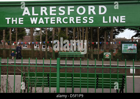 Alresford, Regno Unito. 31s marzo, 2013. Le famiglie trascorrono un 'Day fuori con Thomas' sulla linea di crescione durante la Domenica di Pasqua. La linea era originariamente utilizzato per il trasporto di carni di crescione a Londra. Credito: Rob Arnold/Alamy Live News Foto Stock