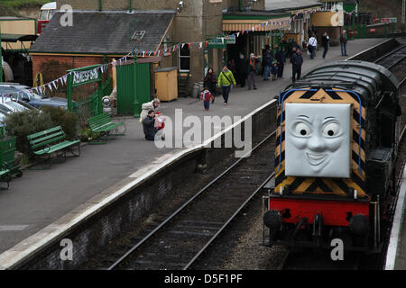 Alresford, Regno Unito. 31s marzo, 2013. Le famiglie trascorrono un 'Day fuori con Thomas' sulla linea di crescione durante la Domenica di Pasqua. La linea era originariamente utilizzato per il trasporto di carni di crescione a Londra. Credito: Rob Arnold/Alamy Live News Foto Stock