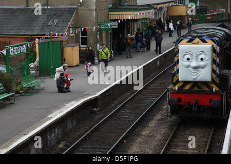 Alresford, Regno Unito. 31s marzo, 2013. Le famiglie trascorrono un 'Day fuori con Thomas' sulla linea di crescione durante la Domenica di Pasqua. La linea era originariamente utilizzato per il trasporto di carni di crescione a Londra. Credito: Rob Arnold/Alamy Live News Foto Stock