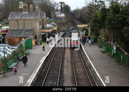 Alresford, Regno Unito. 31s marzo, 2013. Le famiglie trascorrono un 'Day fuori con Thomas' sulla linea di crescione durante la Domenica di Pasqua. La linea era originariamente utilizzato per il trasporto di carni di crescione a Londra. Credito: Rob Arnold/Alamy Live News Foto Stock