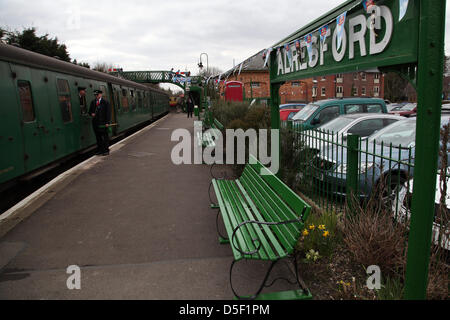 Alresford, Regno Unito. 31s marzo, 2013. Crescione personale di linea a stazione di Leamington Spa in attesa di inviare il treno a vapore sul suo cammino a Alton. Le famiglie trascorrono un 'Day fuori con Thomas' sulla linea di crescione durante la Domenica di Pasqua. La linea era originariamente utilizzato per il trasporto di carni di crescione a Londra. Credito: Rob Arnold/Alamy Live News Foto Stock