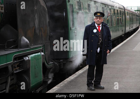 Alresford, Regno Unito. 31s marzo, 2013. La stazione master sulla piattaforma a Leamington Spa stazione. Le famiglie trascorrono un 'Day fuori con Thomas' sulla linea di crescione durante la Domenica di Pasqua. La linea era originariamente utilizzato per il trasporto di carni di crescione a Londra. Credito: Rob Arnold/Alamy Live News Foto Stock